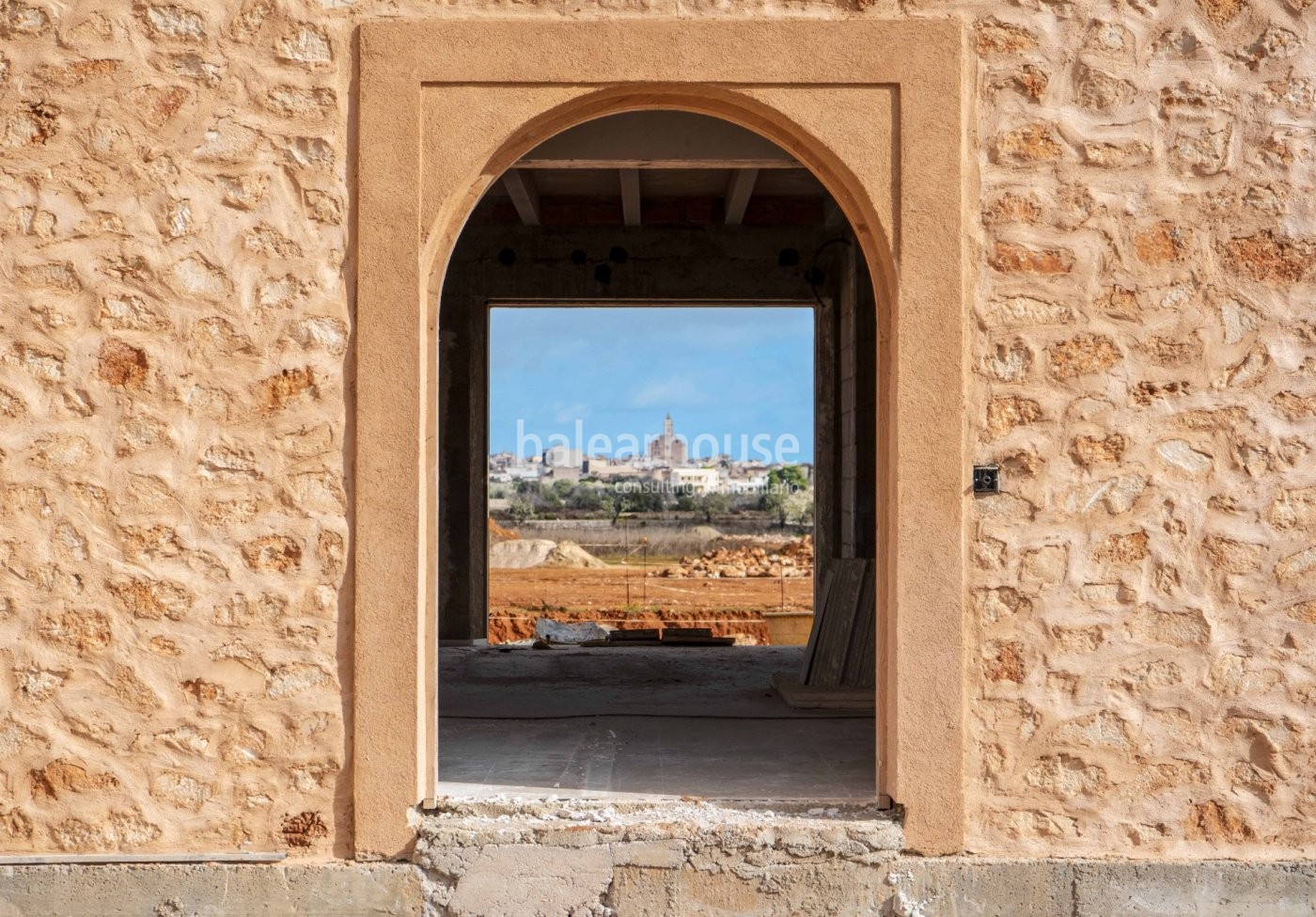 Gran finca de obra nueva llena de luz y confort cerca de playas en el natural entorno de Santanyí