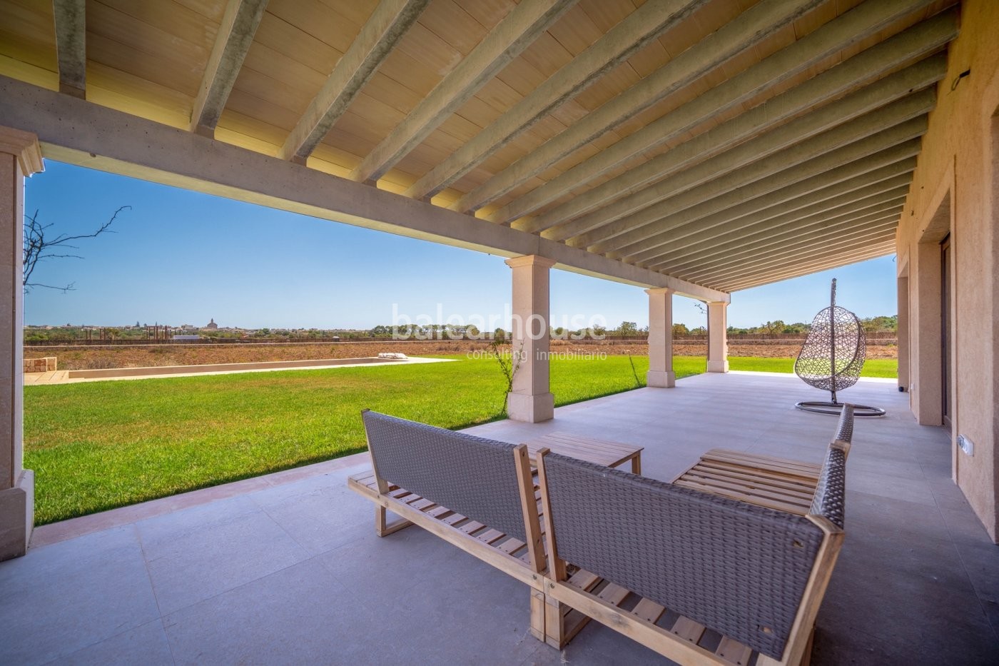 Increíble finca rústica de obra nueva rodeada de porches y terrazas cerca de preciosas playas