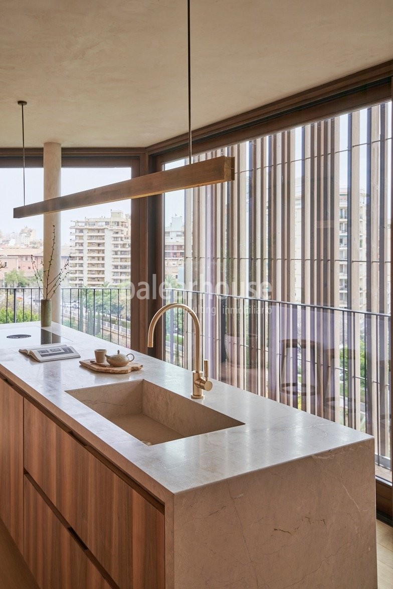 Spectacular penthouse with innovative architecture in Palma's privileged Paseo Mallorca.