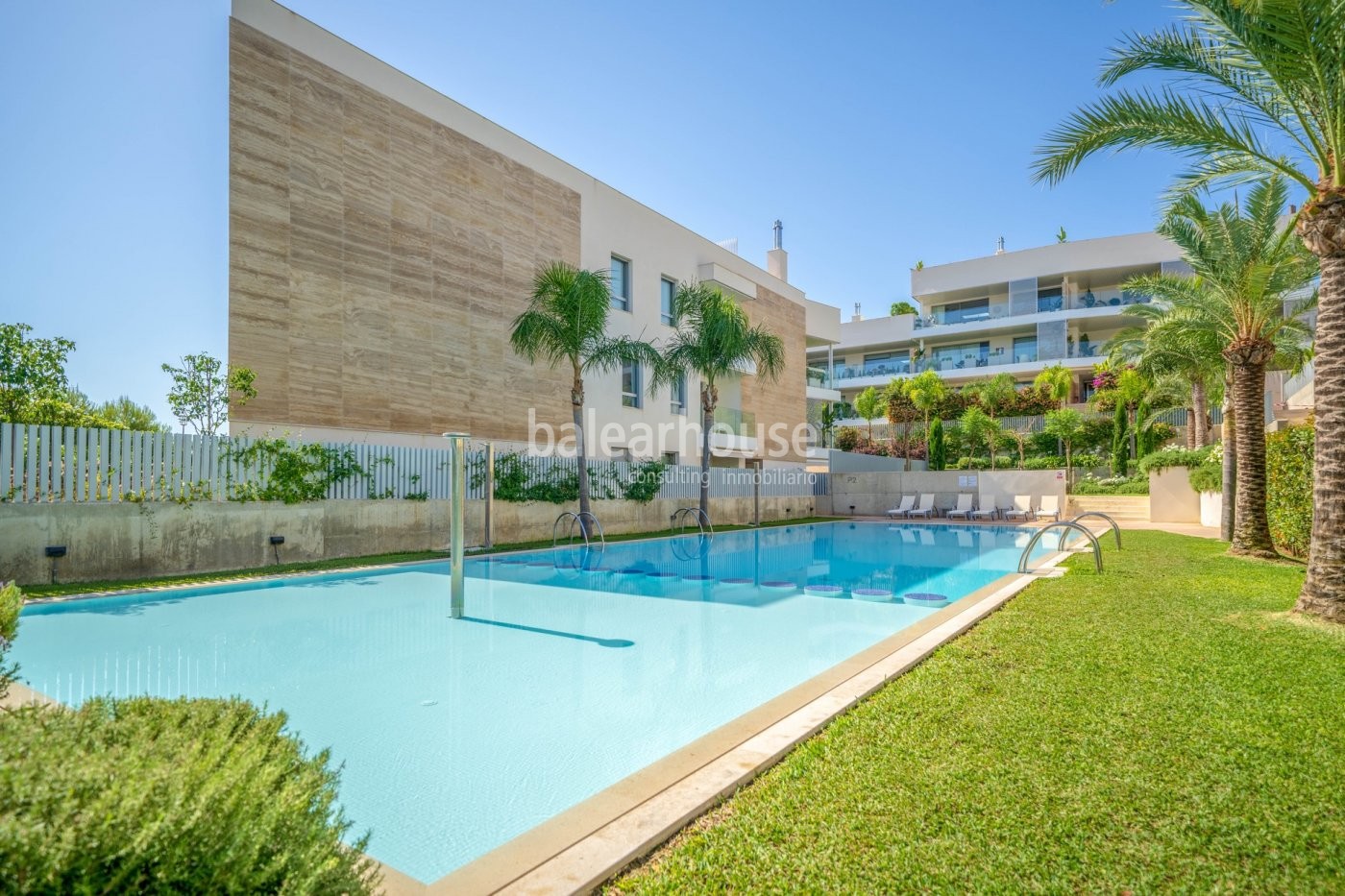 Excellent south-facing flat in Palma in a well-kept complex next to the golf course.