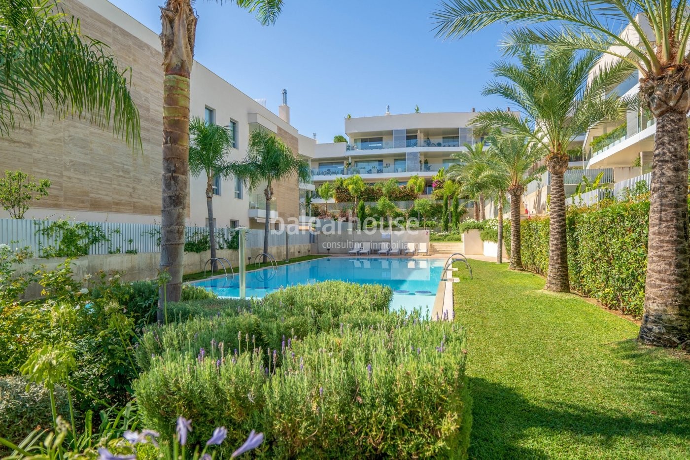 Excellent south-facing flat in Palma in a well-kept complex next to the golf course.