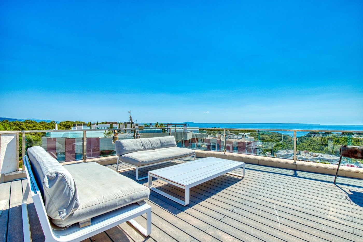 Ático espectacular con terraza en la azotea en lujoso complejo residencial