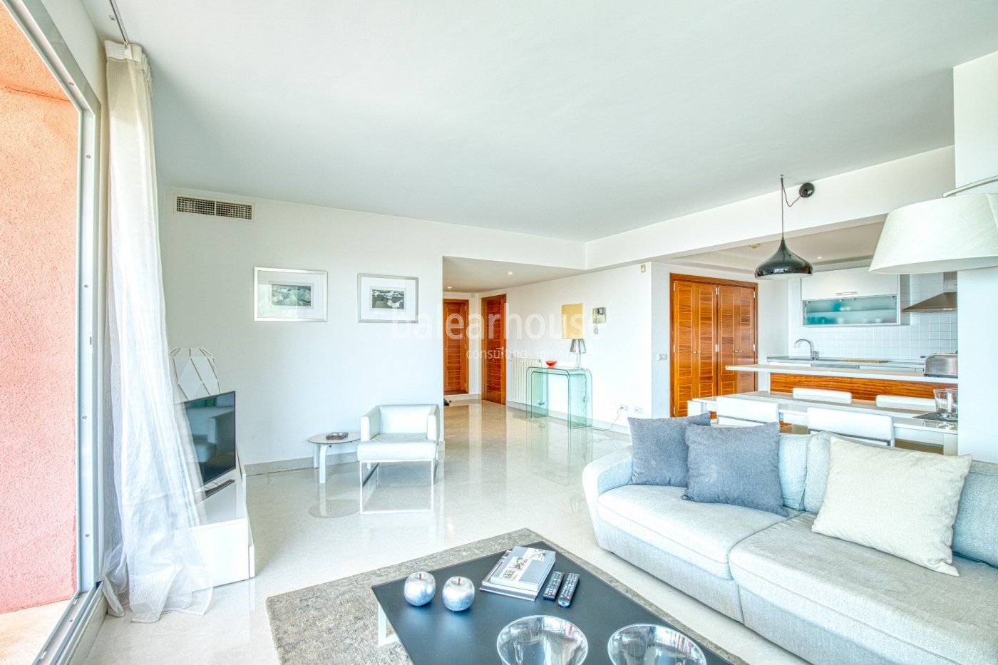 Spectacular penthouse with rooftop terrace in luxurious residential complex.