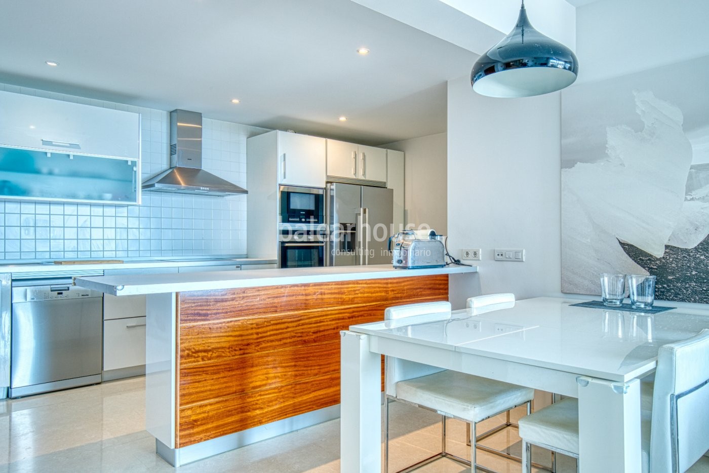 Spectacular penthouse with rooftop terrace in luxurious residential complex.