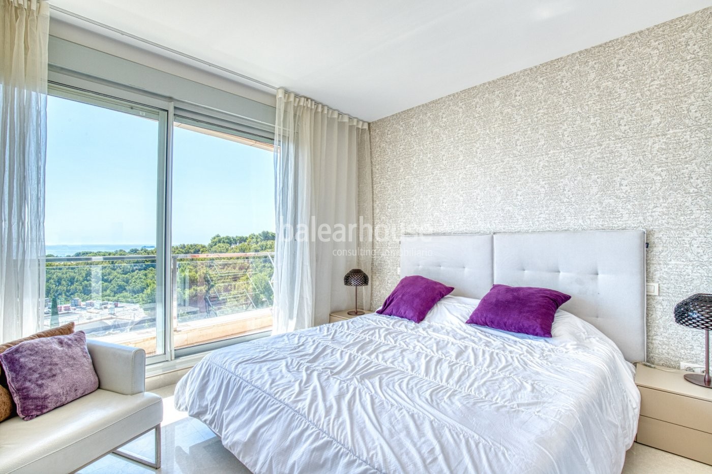 Spectacular penthouse with rooftop terrace in luxurious residential complex.
