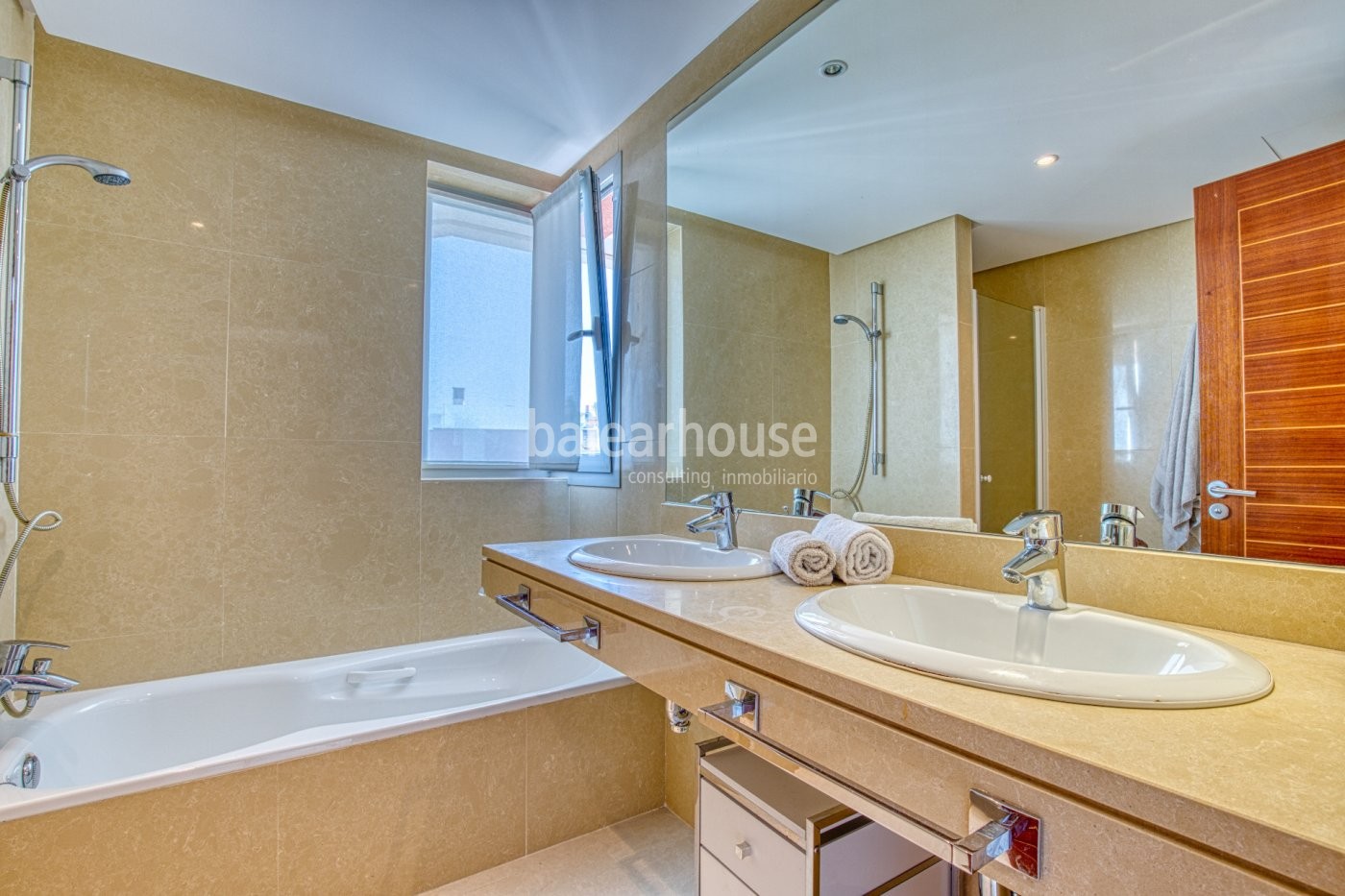Spectacular penthouse with rooftop terrace in luxurious residential complex.