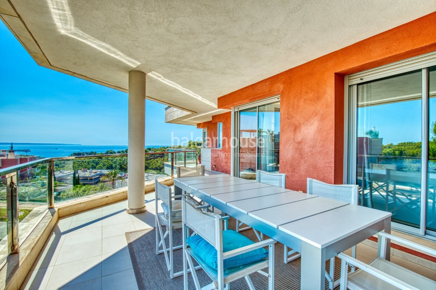 Spectacular penthouse with rooftop terrace in luxurious residential complex.