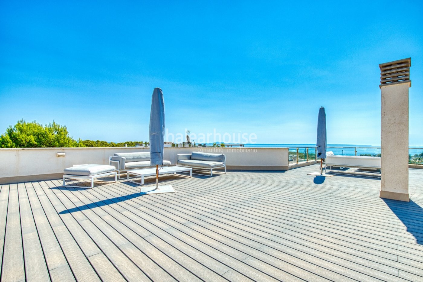 Spectacular penthouse with rooftop terrace in luxurious residential complex.