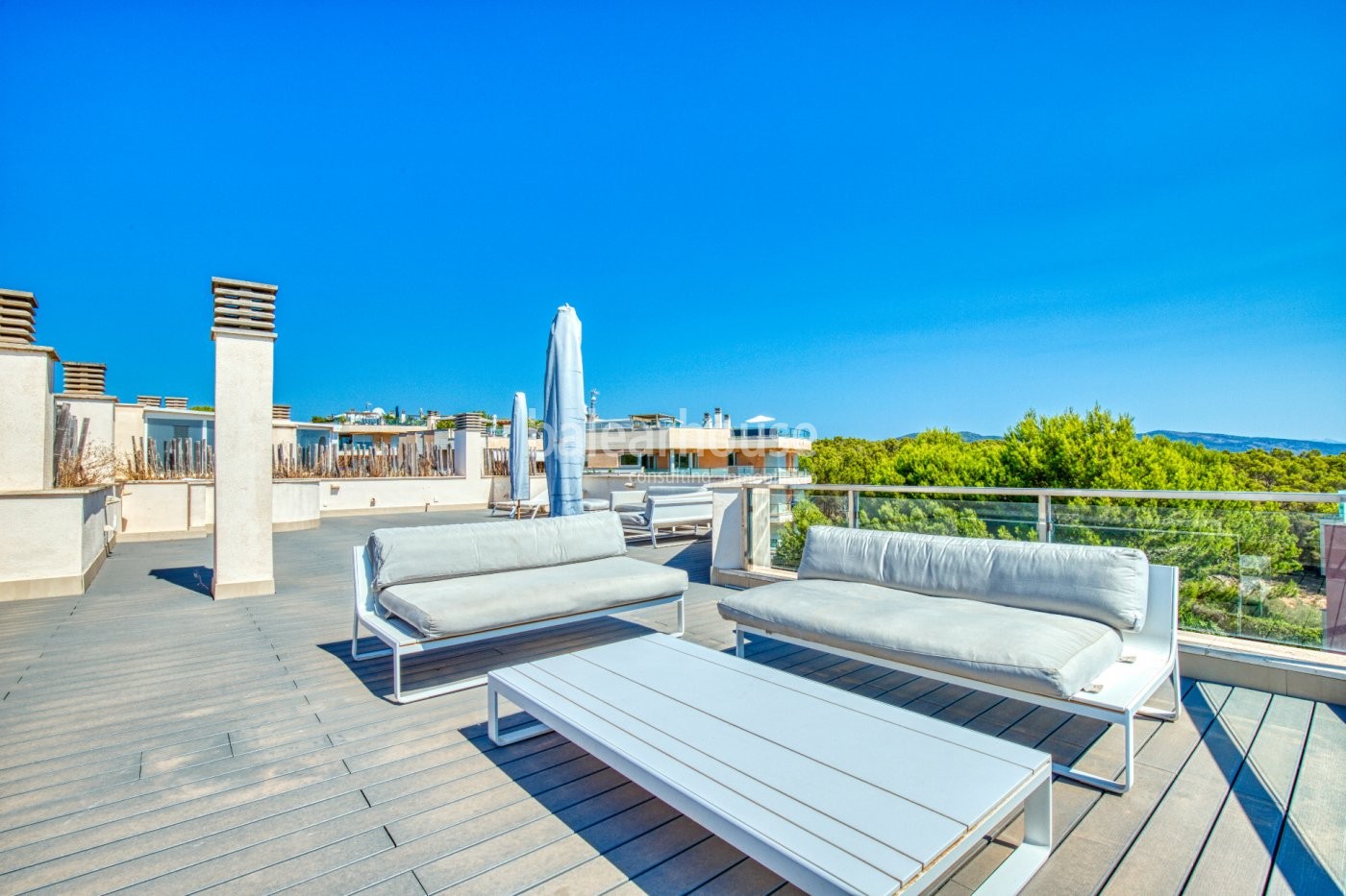 Spectacular penthouse with rooftop terrace in luxurious residential complex.