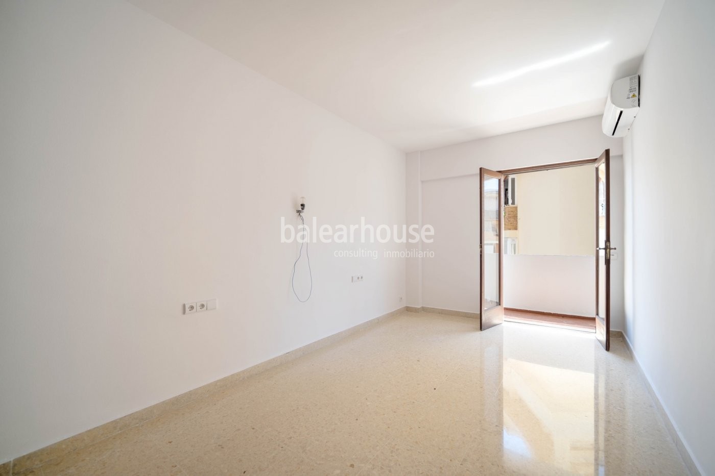 Large flat full of light and unobstructed views in the heart of Paseo Mallorca in Palma