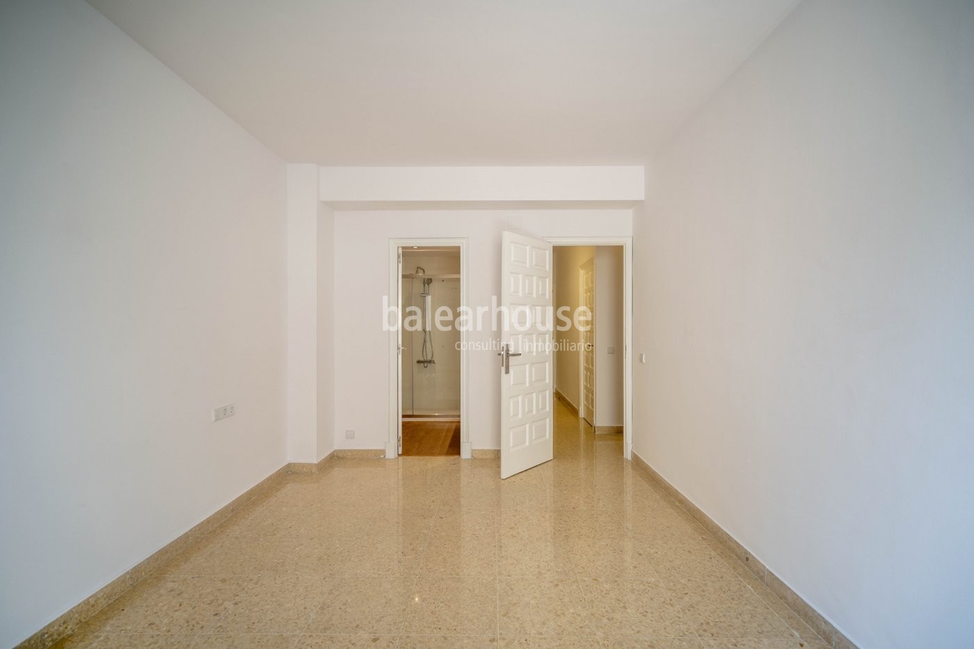 Large flat full of light and unobstructed views in the heart of Paseo Mallorca in Palma