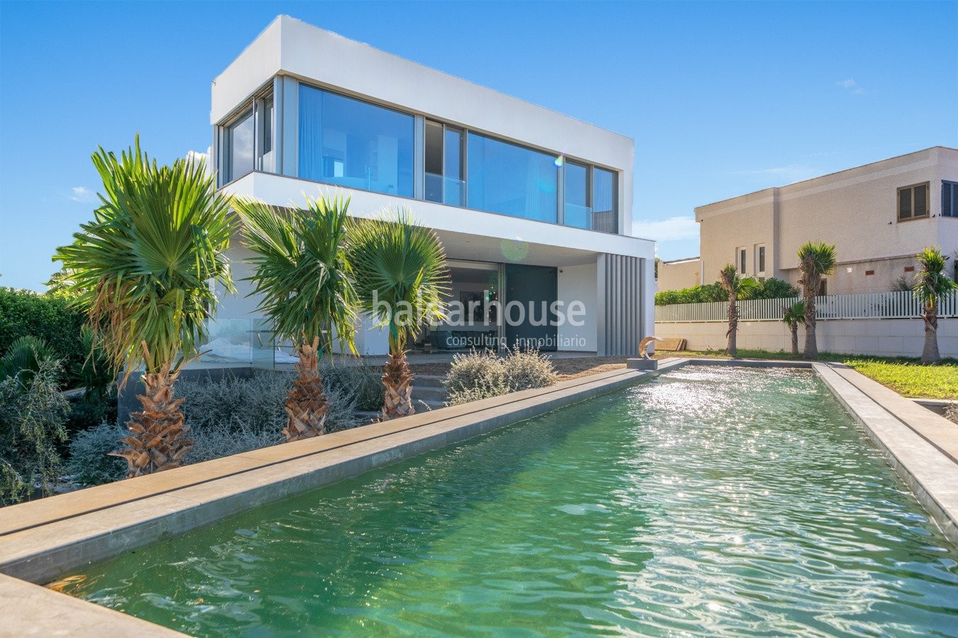 Neue moderne Villa in erster Reihe mit spektakulärem Meerblick in Port Adriano.