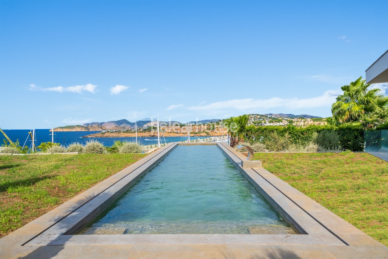 Neue moderne Villa in erster Reihe mit spektakulärem Meerblick in Port Adriano.