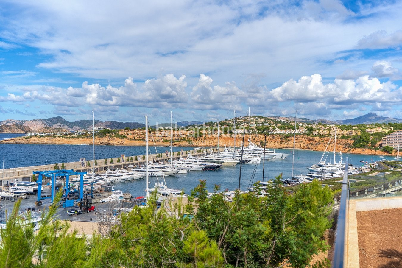 Neue moderne Villa in erster Reihe mit spektakulärem Meerblick in Port Adriano.