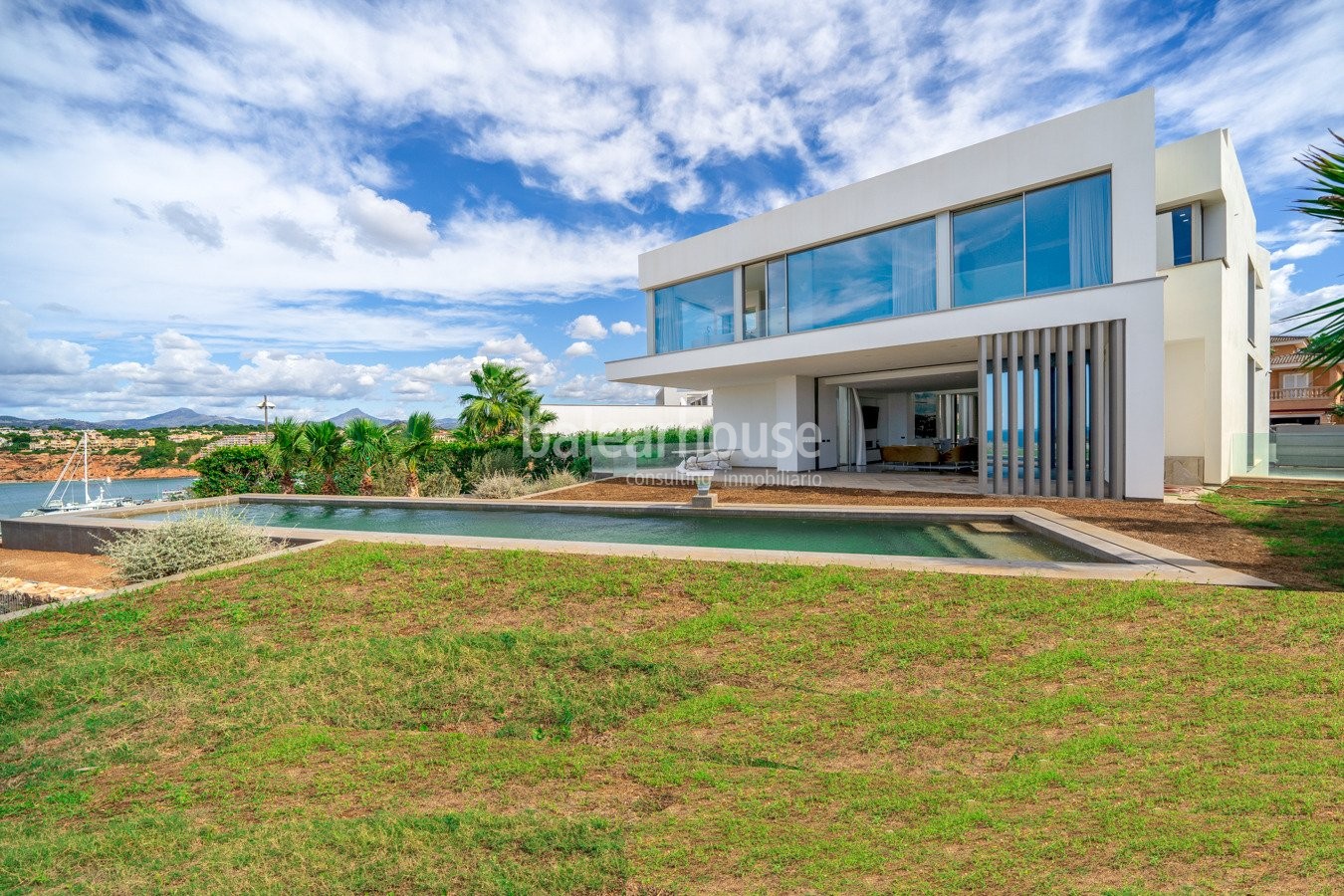 Neue moderne Villa in erster Reihe mit spektakulärem Meerblick in Port Adriano.