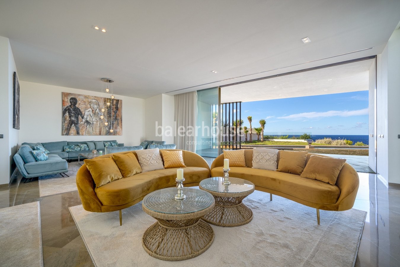 Neue moderne Villa in erster Reihe mit spektakulärem Meerblick in Port Adriano.
