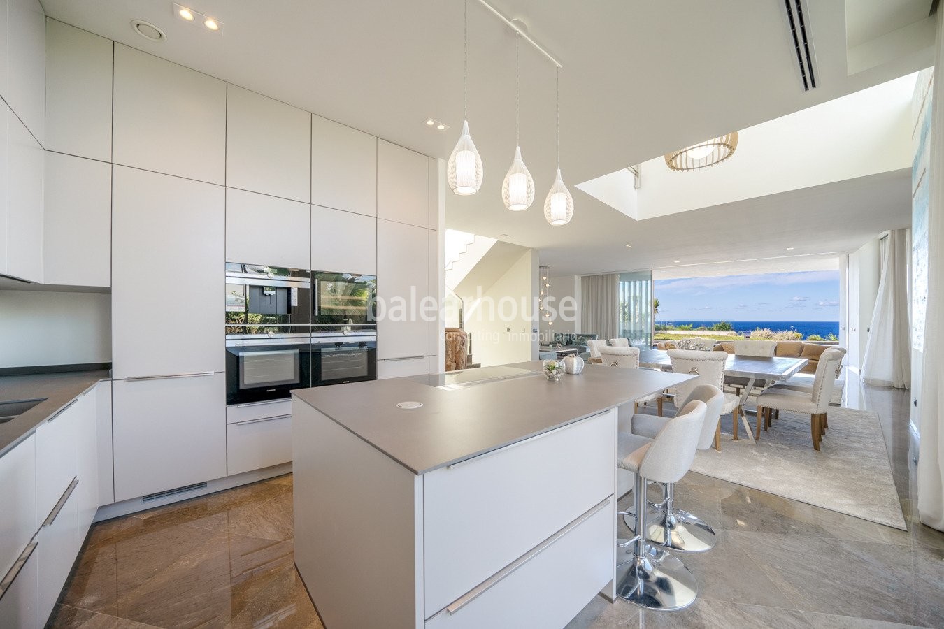 Nueva villa contemporánea en primera línea que domina vistas espectaculares al mar en Port Adriano.