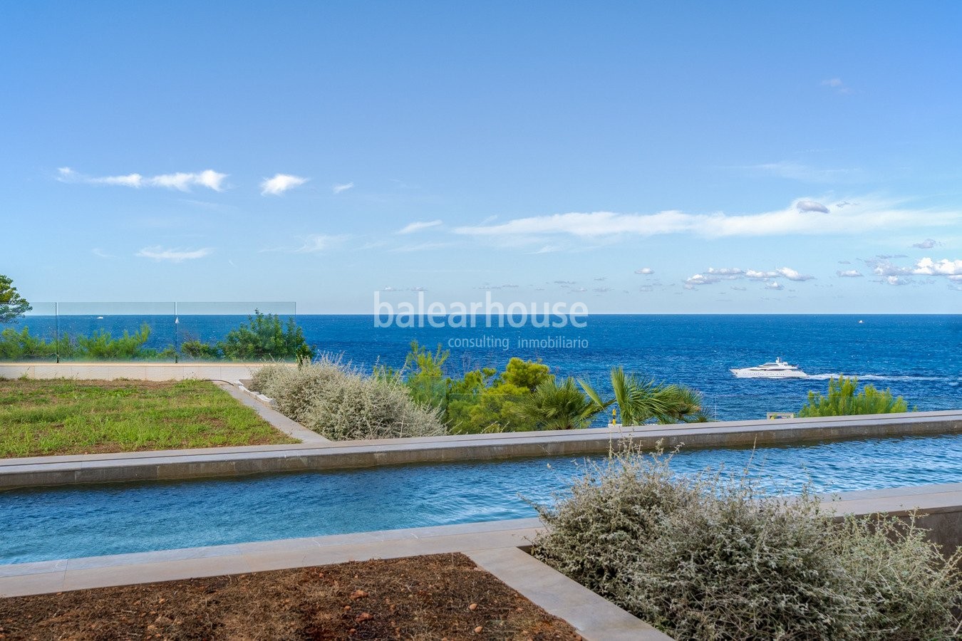 Neue moderne Villa in erster Reihe mit spektakulärem Meerblick in Port Adriano.