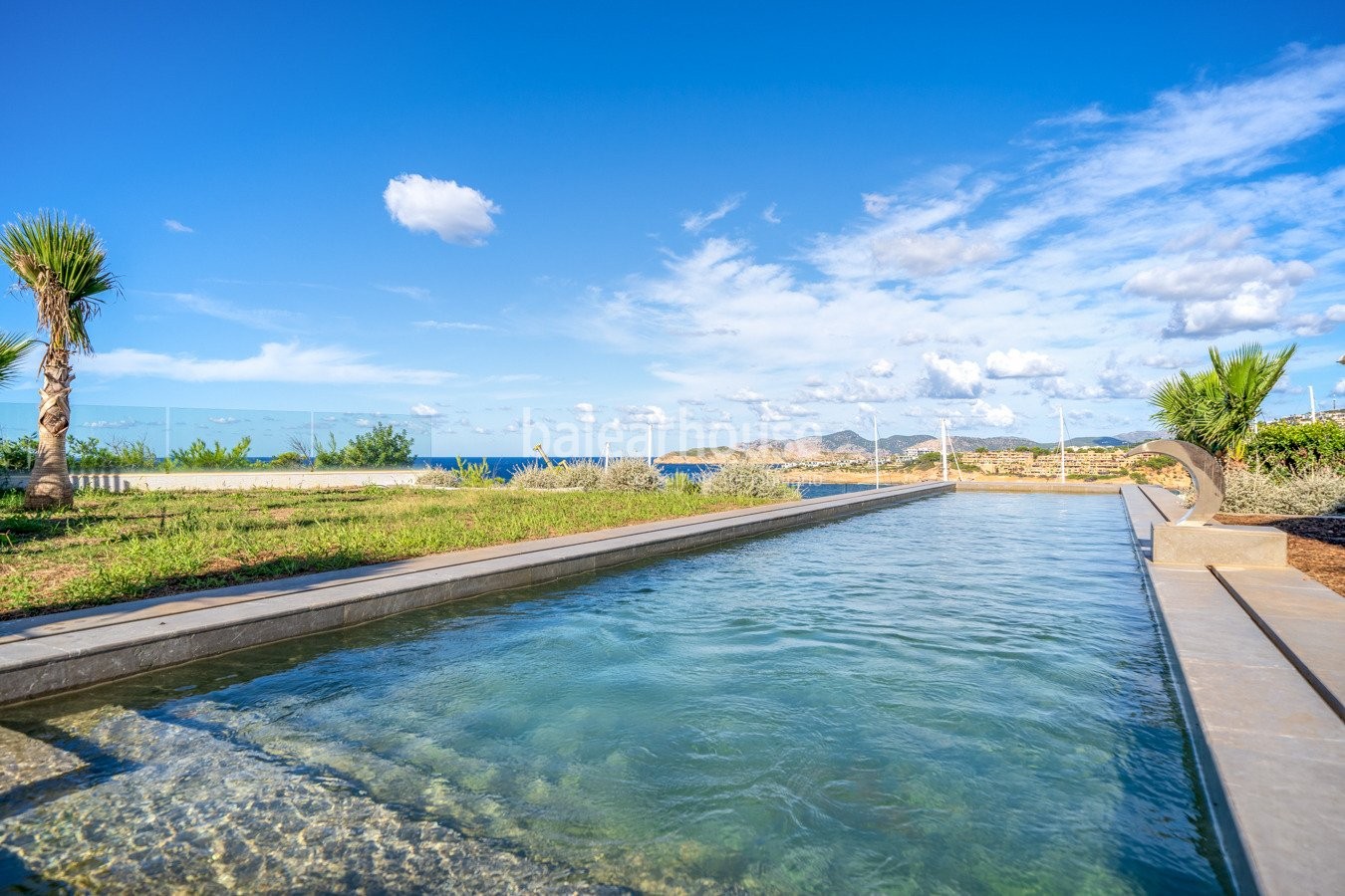 Nueva villa contemporánea en primera línea que domina vistas espectaculares al mar en Port Adriano.