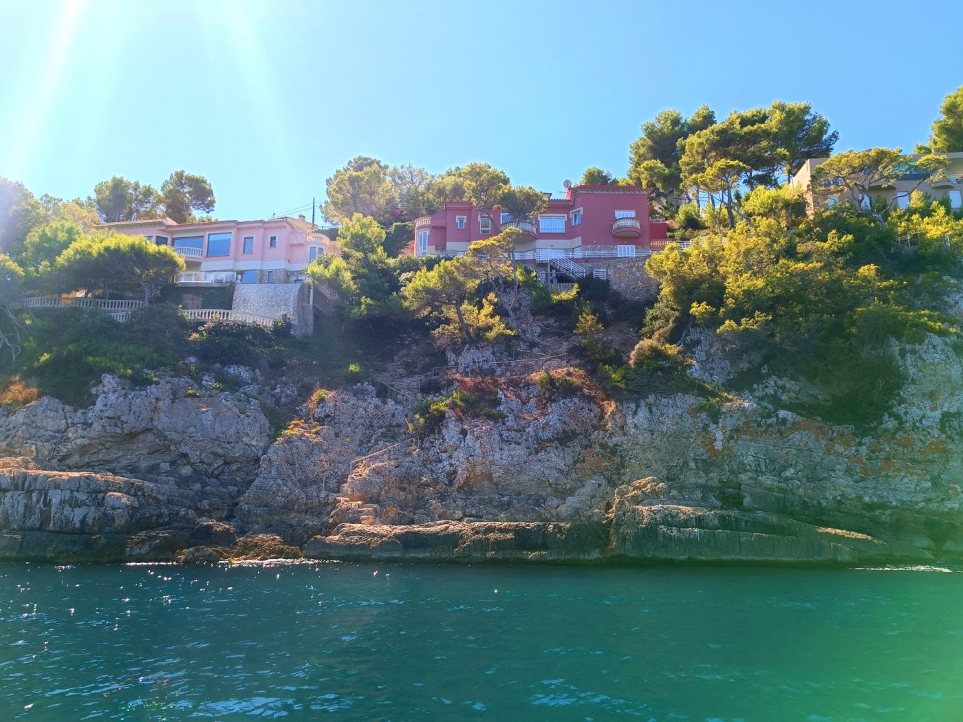 Frontline villa with direct access to the sea in the exclusive residential area of Nova Santa Ponsa