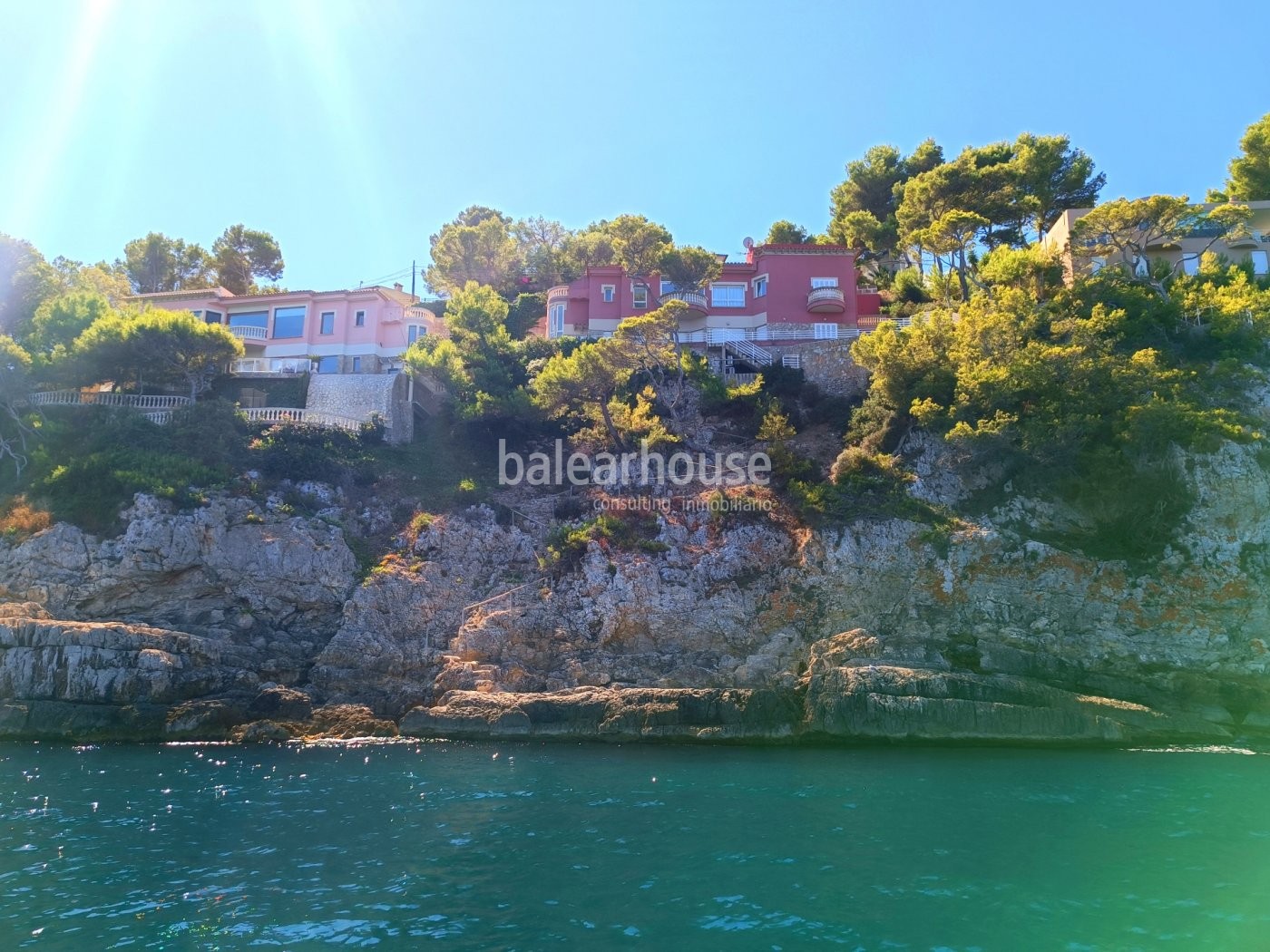 Frontline villa with direct access to the sea in the exclusive residential area of Nova Santa Ponsa