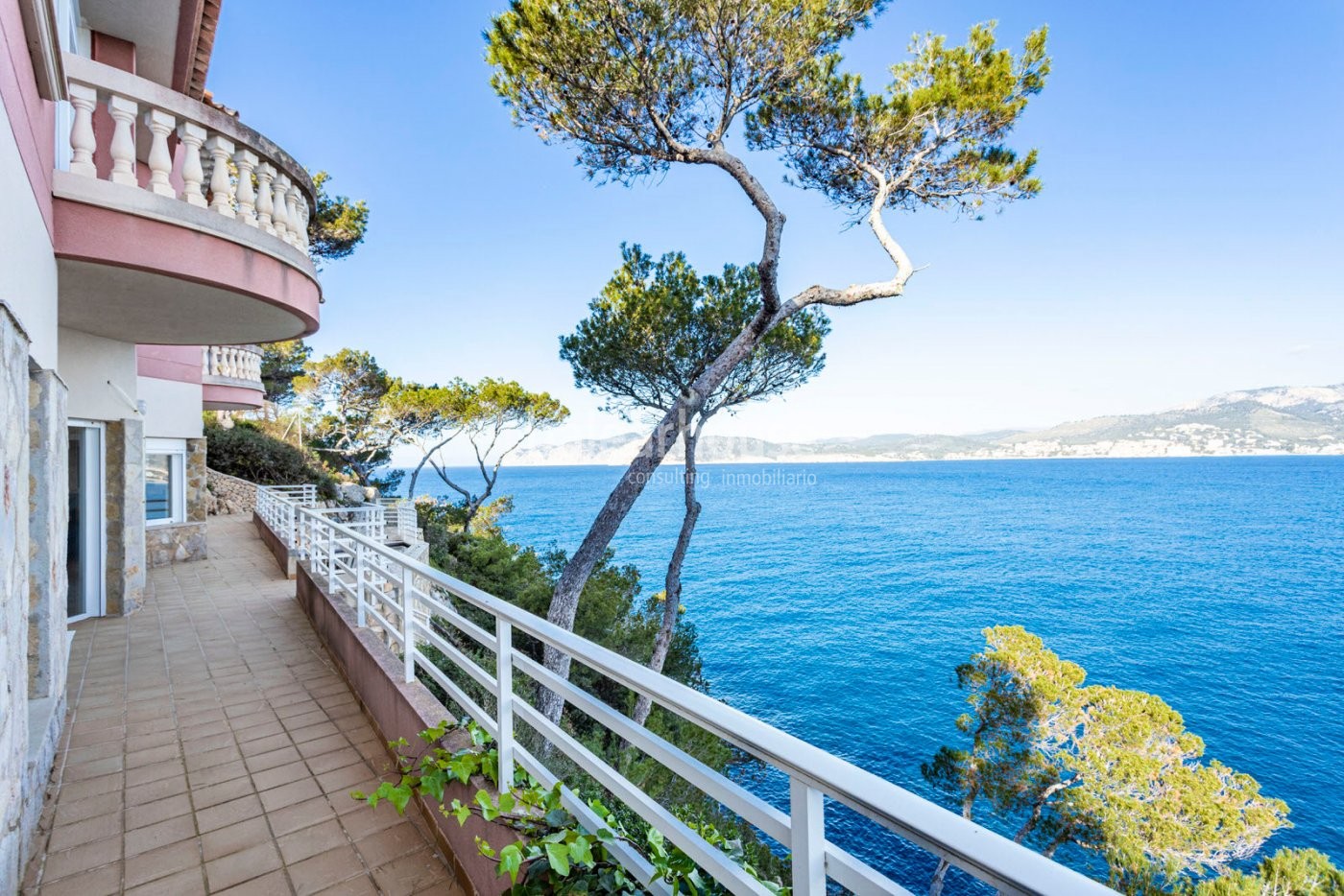 Frontline villa with direct access to the sea in the exclusive residential area of Nova Santa Ponsa