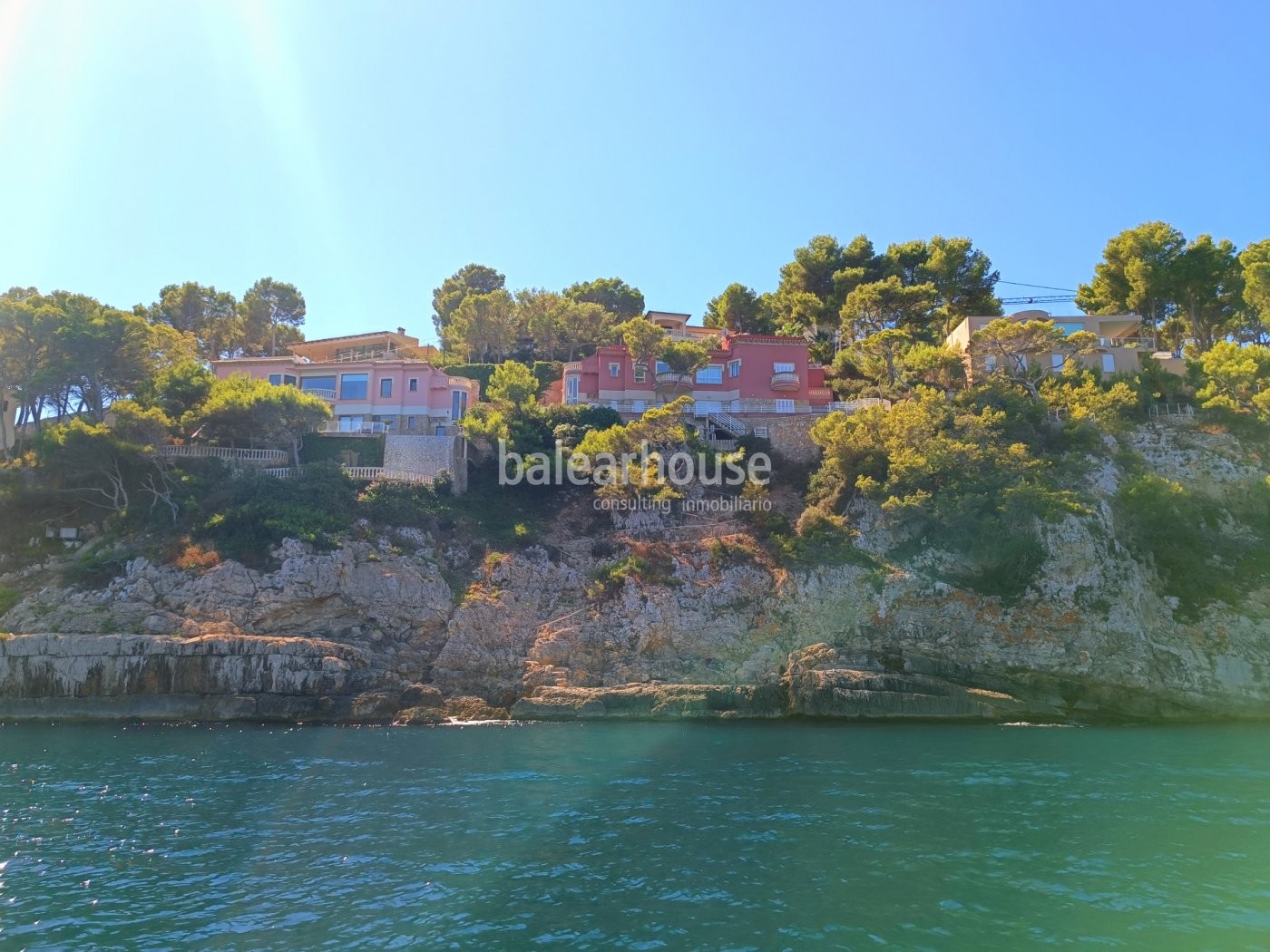 Frontline villa with direct access to the sea in the exclusive residential area of Nova Santa Ponsa