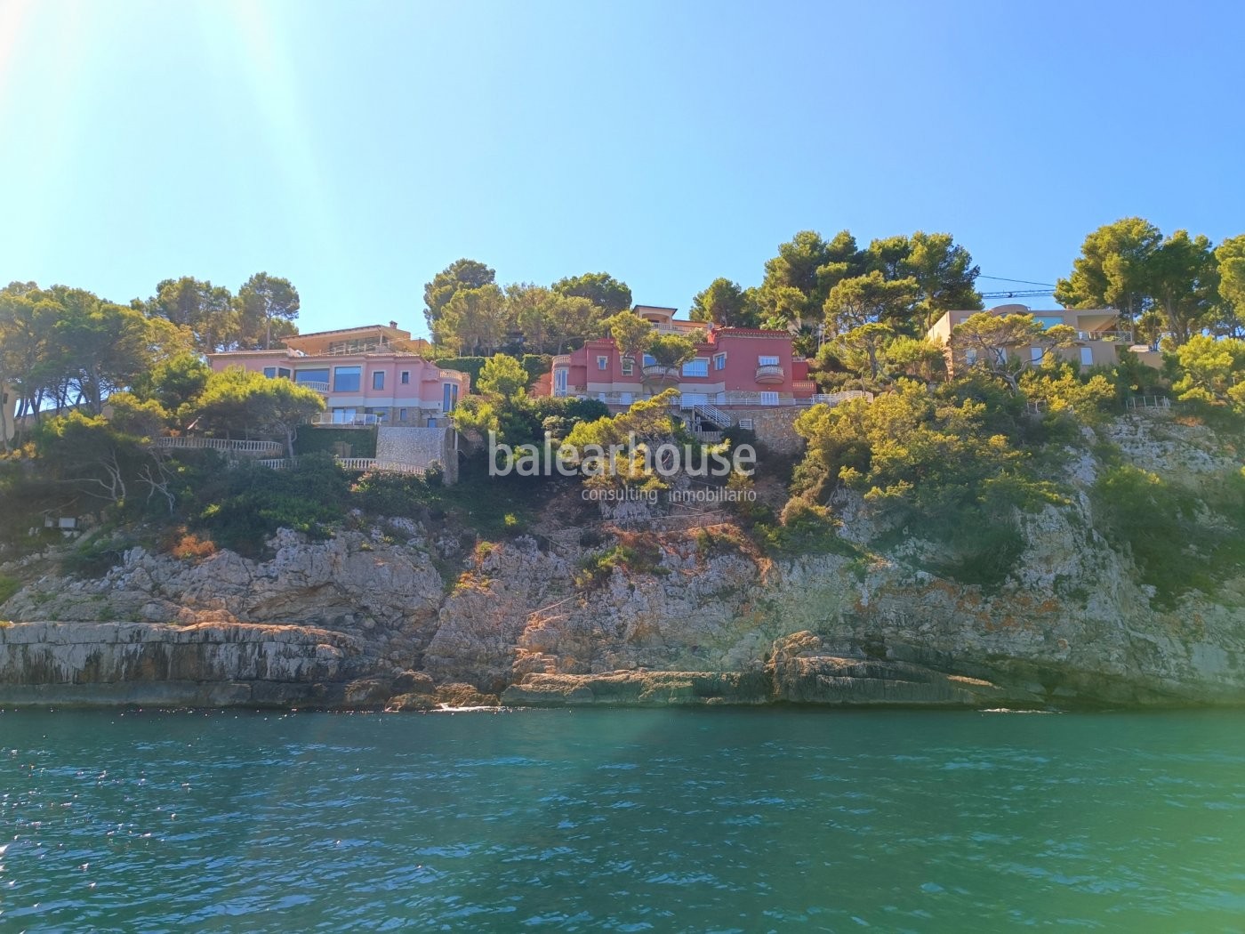 Villa mit spektakulärer Blick und direktem Zugang zum Meer in exklusiver Wohngegend
