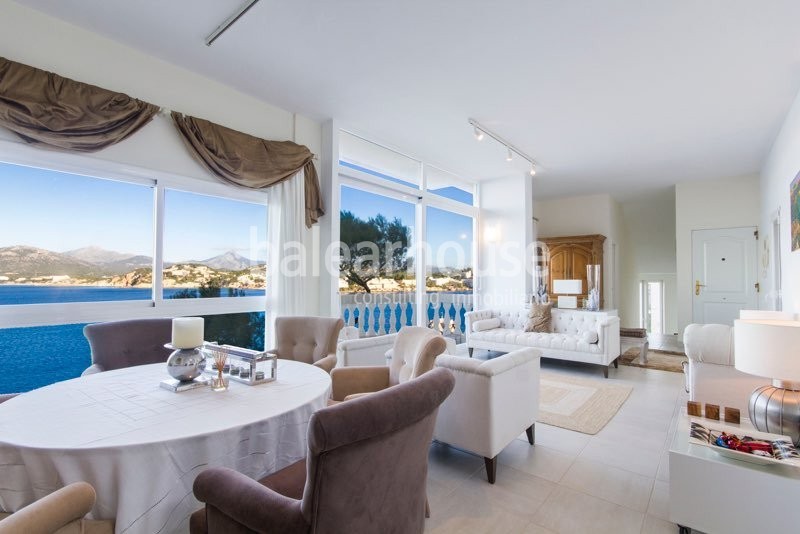 Villa mit spektakulärer Blick und direktem Zugang zum Meer in exklusiver Wohngegend