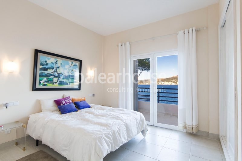 Villa mit spektakulärer Blick und direktem Zugang zum Meer in exklusiver Wohngegend
