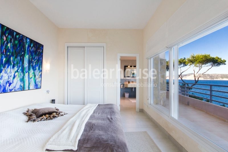 Villa mit spektakulärer Blick und direktem Zugang zum Meer in exklusiver Wohngegend