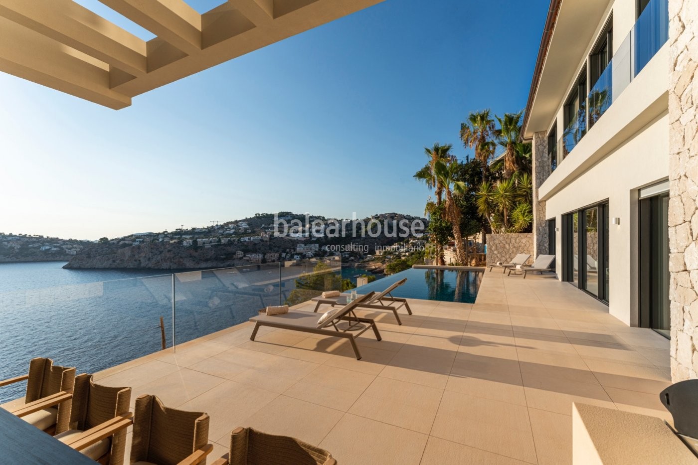 Atemberaubender Meerblick von dieser neuen Villa in einer privilegierten Lage in Cala Llamp.