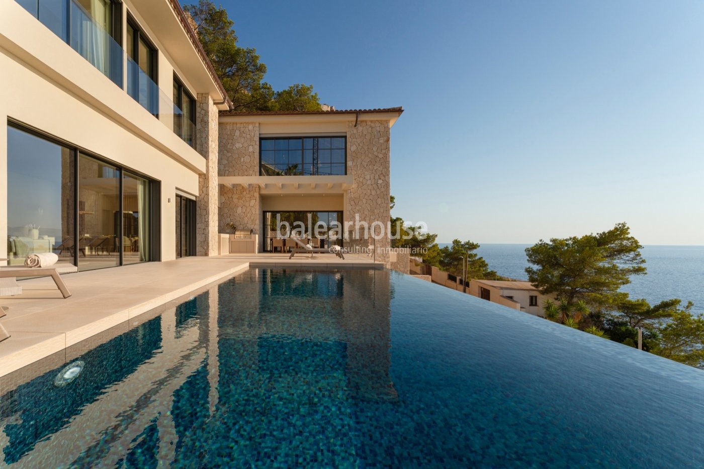 Atemberaubender Meerblick von dieser neuen Villa in einer privilegierten Lage in Cala Llamp.