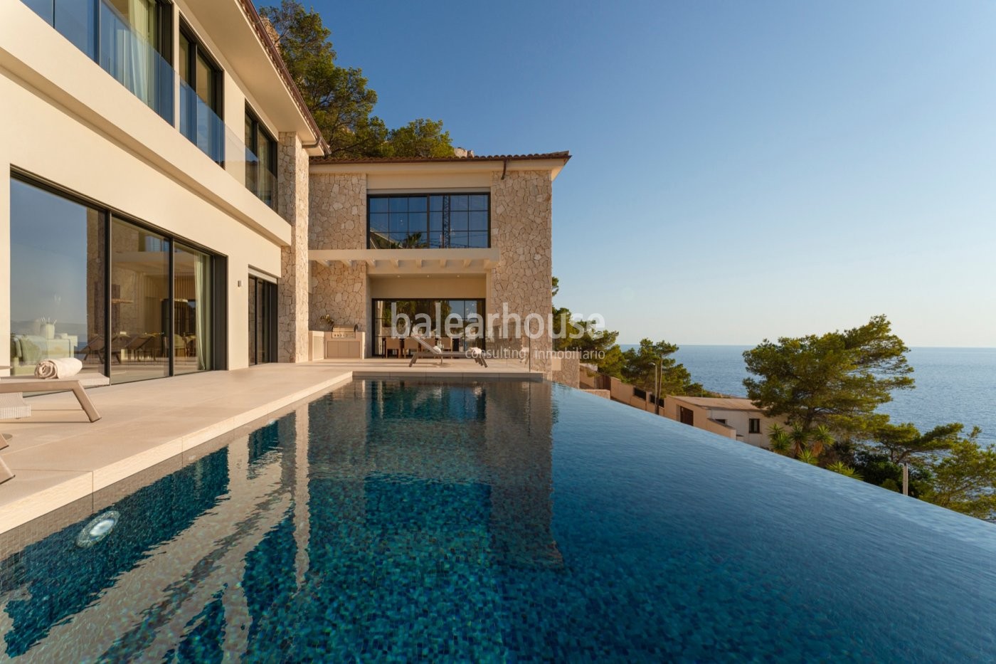 Vistas impresionantes al mar desde esta nueva villa privilegiadamente ubicada en Cala Llamp