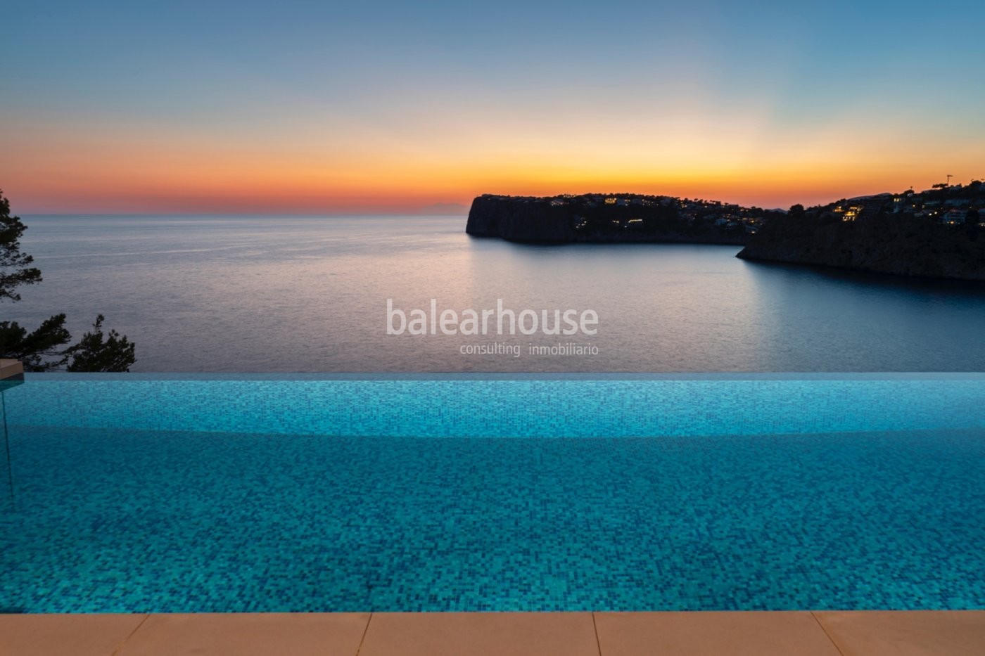 Vistas impresionantes al mar desde esta nueva villa privilegiadamente ubicada en Cala Llamp