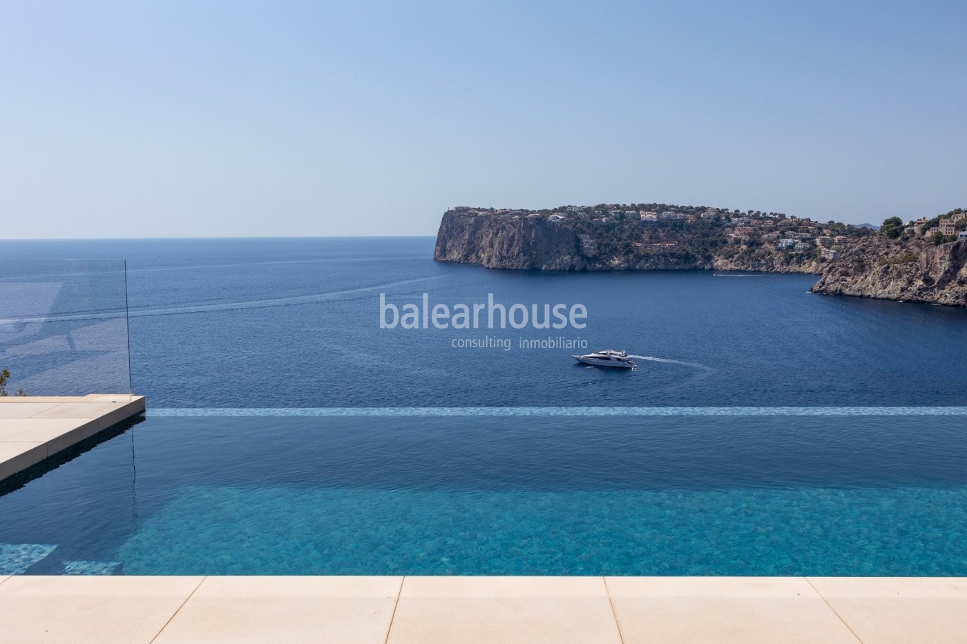 Vistas impresionantes al mar desde esta nueva villa privilegiadamente ubicada en Cala Llamp