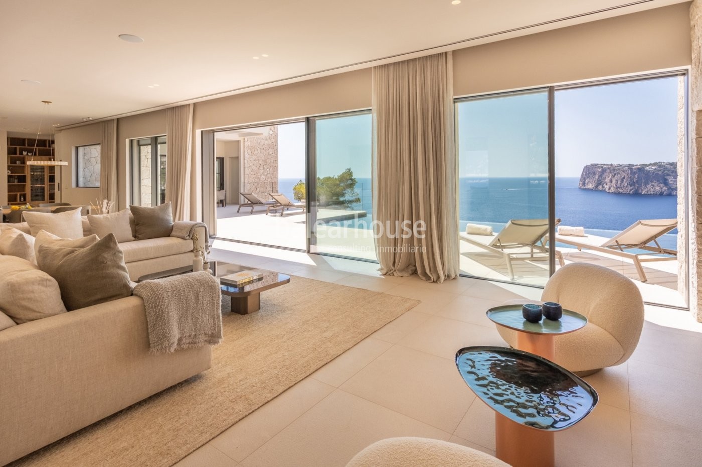 Vistas impresionantes al mar desde esta nueva villa privilegiadamente ubicada en Cala Llamp