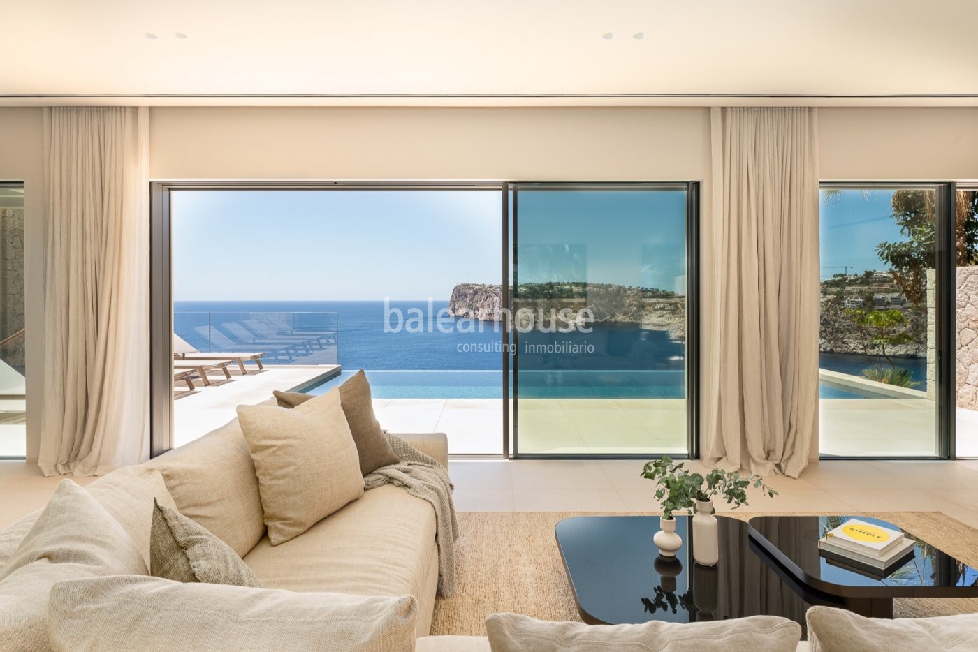 Vistas impresionantes al mar desde esta nueva villa privilegiadamente ubicada en Cala Llamp