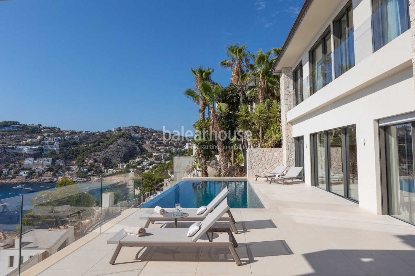 Vistas impresionantes al mar desde esta nueva villa privilegiadamente ubicada en Cala Llamp