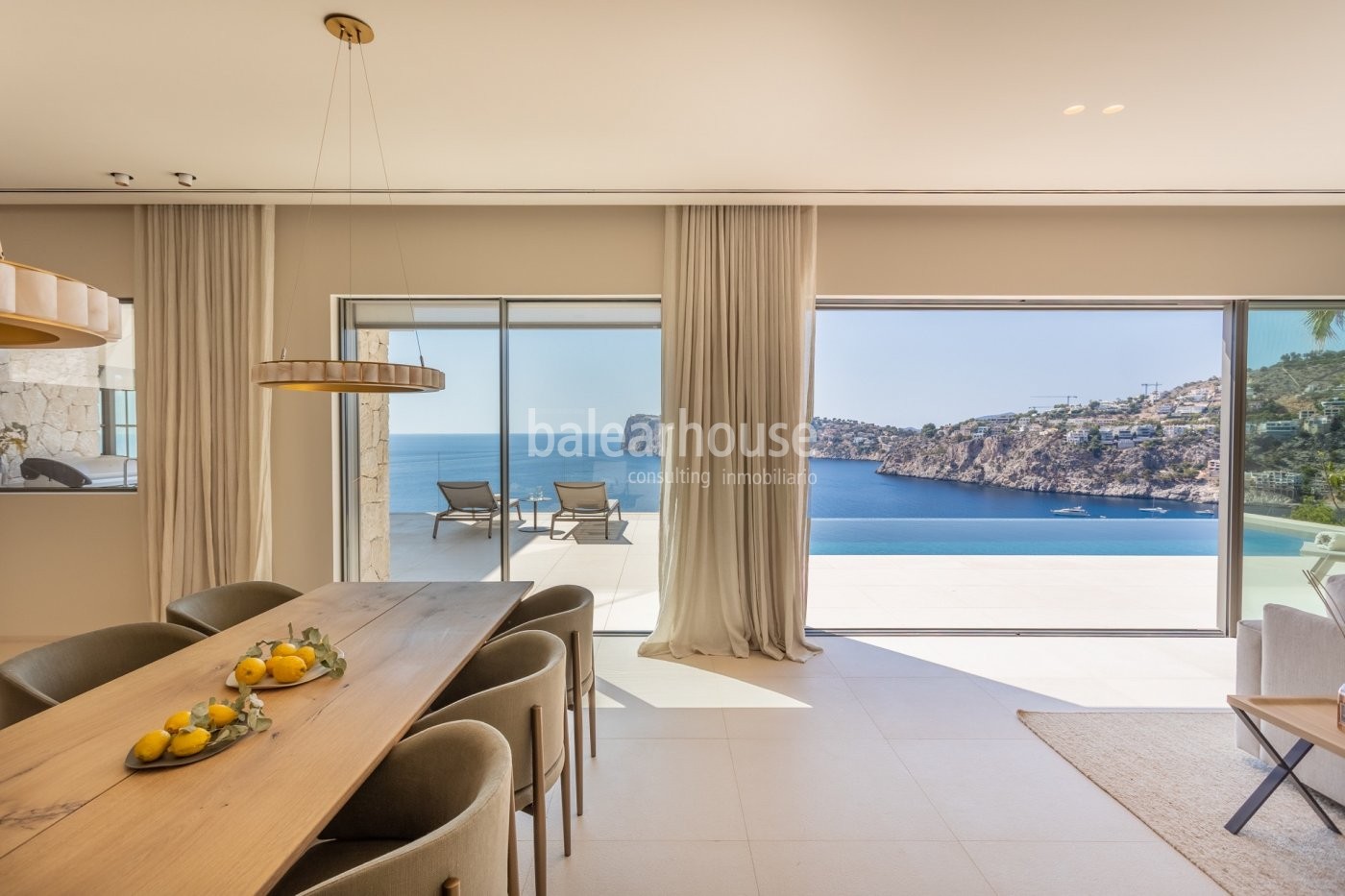 Vistas impresionantes al mar desde esta nueva villa privilegiadamente ubicada en Cala Llamp