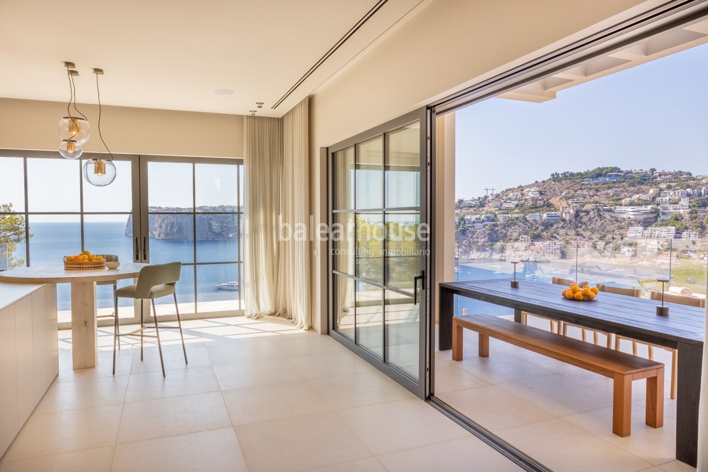 Vistas impresionantes al mar desde esta nueva villa privilegiadamente ubicada en Cala Llamp