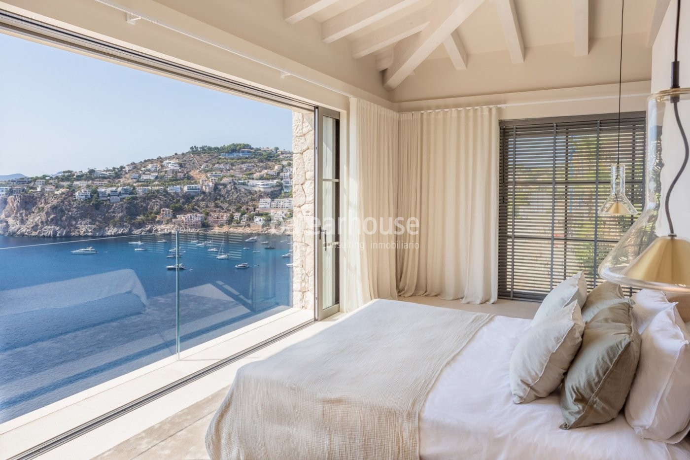 Vistas impresionantes al mar desde esta nueva villa privilegiadamente ubicada en Cala Llamp