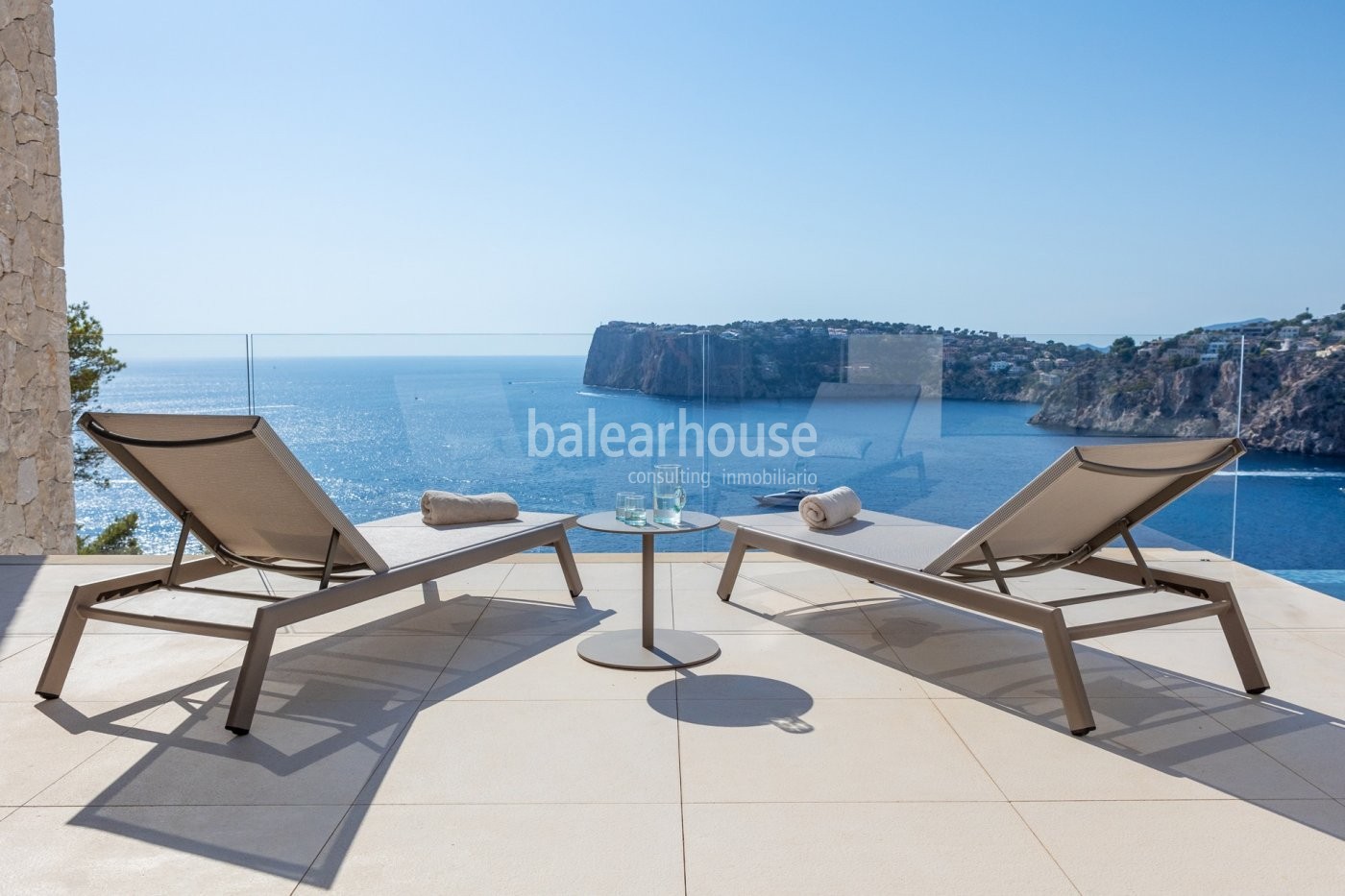 Atemberaubender Meerblick von dieser neuen Villa in einer privilegierten Lage in Cala Llamp.