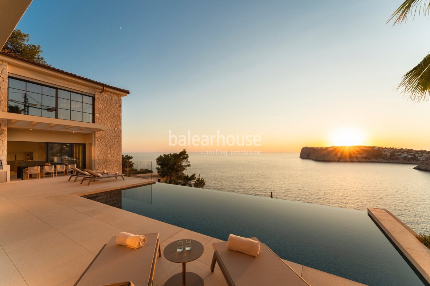 Vistas impresionantes al mar desde esta nueva villa privilegiadamente ubicada en Cala Llamp