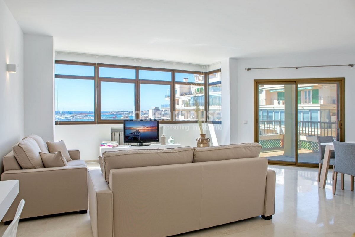 Amplitud, luz natural y excelentes vistas al mar en este piso ubicado en pleno centro de Palma.