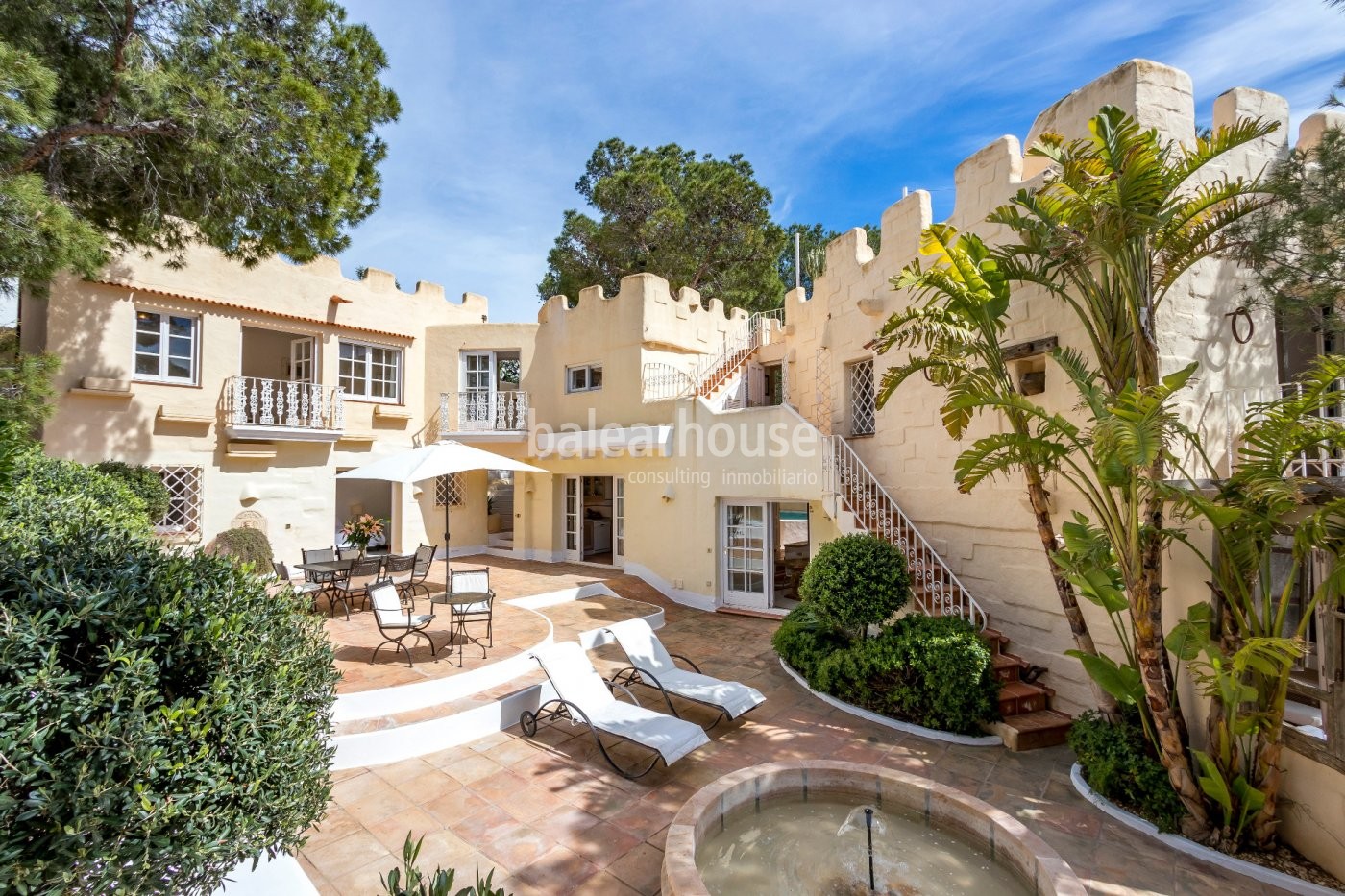 Villa con inmejorable posición en cala Vadella, con acceso directo al mar en una bahía