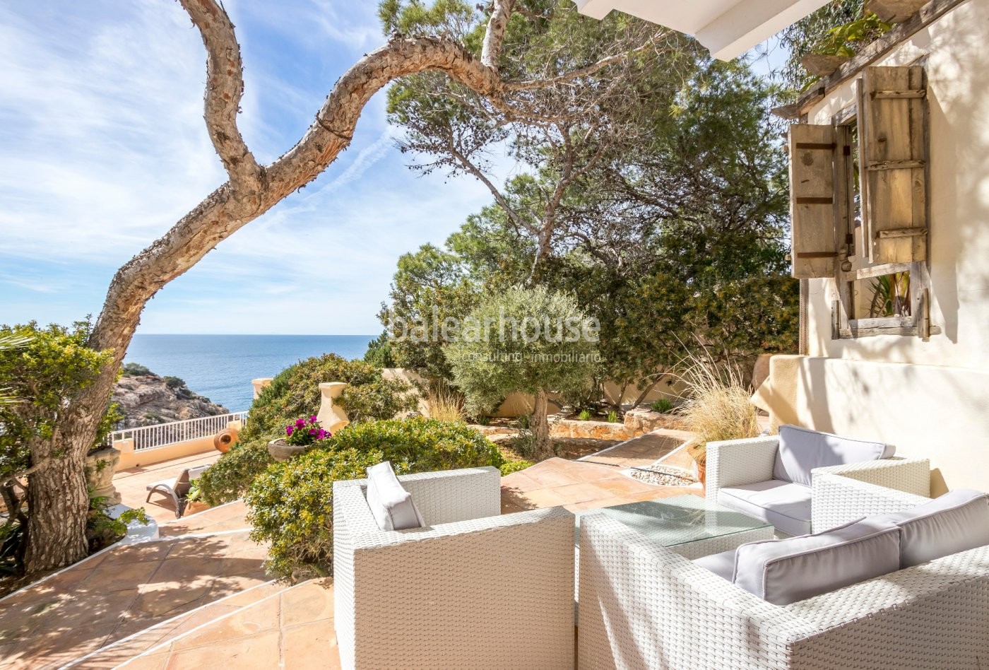 Schöne Villa in Cala Vadella sind mit privatem Zugang zum Meer in privater Bucht