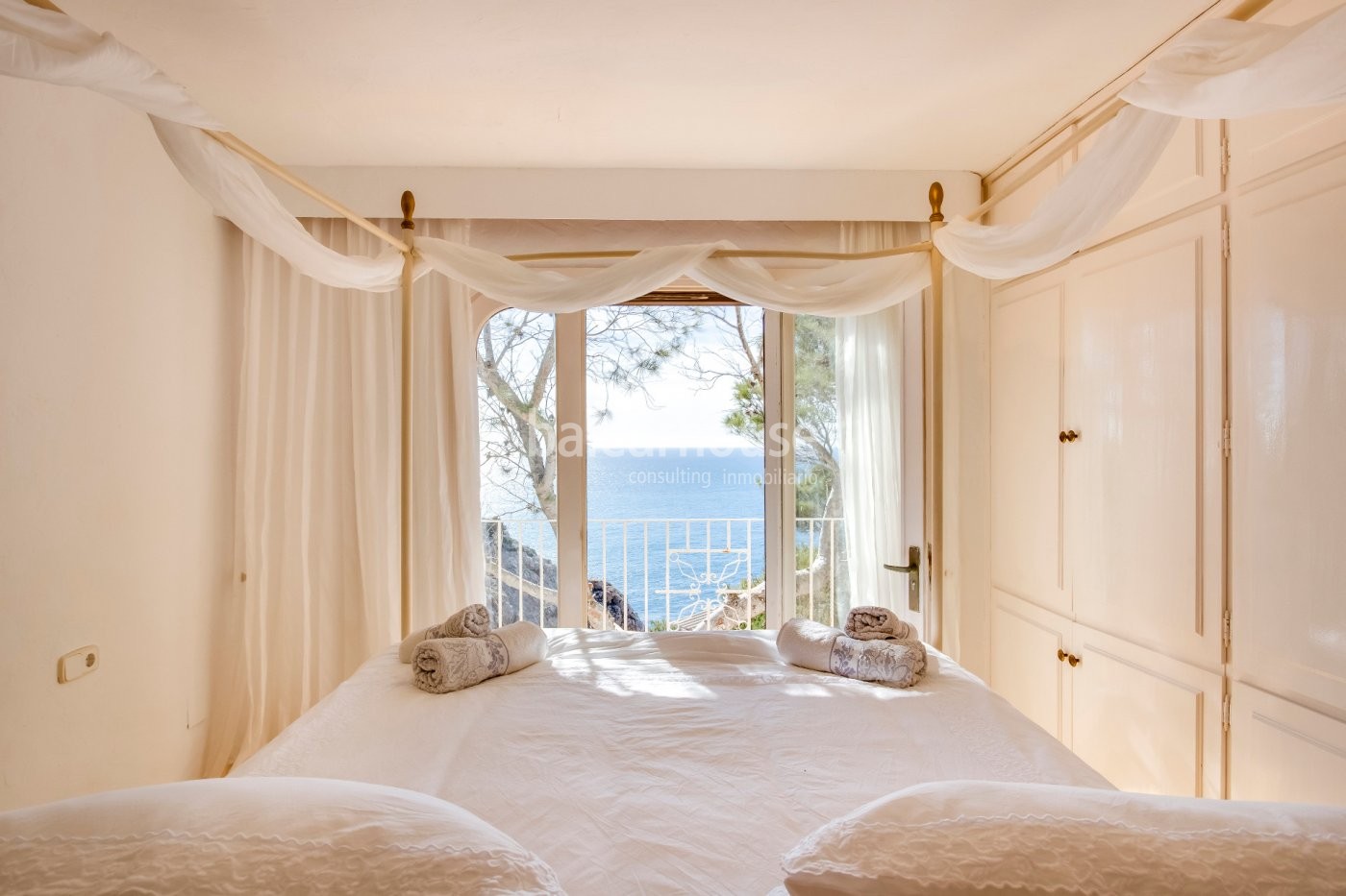 Schöne Villa in Cala Vadella sind mit privatem Zugang zum Meer in privater Bucht