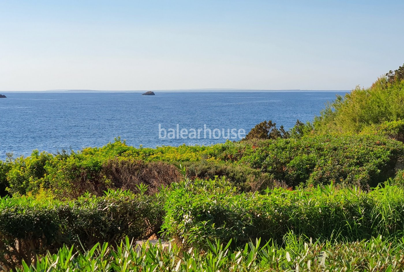 Acogedora casa de 3 dormitorios con impresionantes vistas al mar y acceso al mar