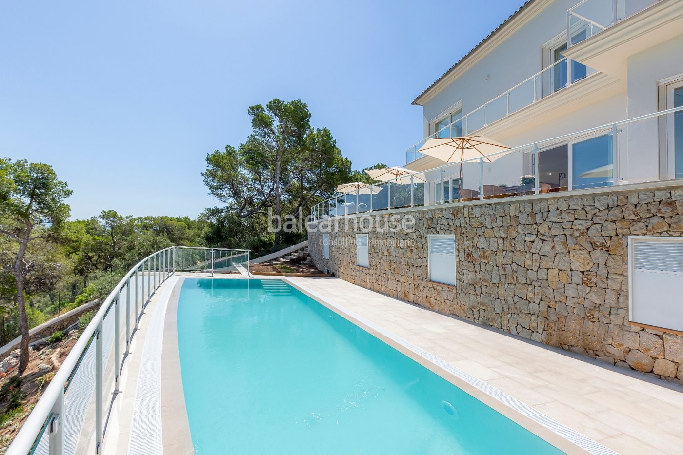 Villa in erster Linie mit direktem Zugang zum Meer, ganz in der Nähe von Palma
